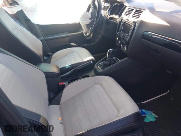 2015 Volkswagen Jetta SE z VIN 3VWD17AJ9FM415626, wystawiony jako IAAI lot #41309967 z przebiegiem 96 681 mil mil oraz . Historia ofert i sprzedaży dostępna na DreamBid. Obrazek 5.