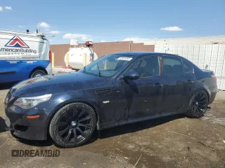 2010 BMW M5 z VIN WBSNB9C50AC043239, wystawiony jako Copart lot #53918295 z przebiegiem 158 174 mil mil oraz Tytuł czysty. Historia ofert i sprzedaży dostępna na DreamBid. Obrazek 1.