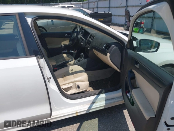 2014 Volkswagen Jetta SE with VIN 3VWD07AJ8EM296243, listed as a IAAI auction lot 42754554 with 149,717 mi miles and . Bid and sale history available at DreamBid. Image 5.