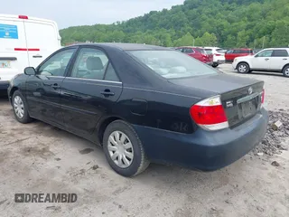 2005 Toyota Camry STD z VIN 4T1BE32K55U005622, wystawiony jako IAAI lot #42418784 z przebiegiem 196 077 mil mil oraz . Historia ofert i sprzedaży dostępna na DreamBid. Obrazek 3.