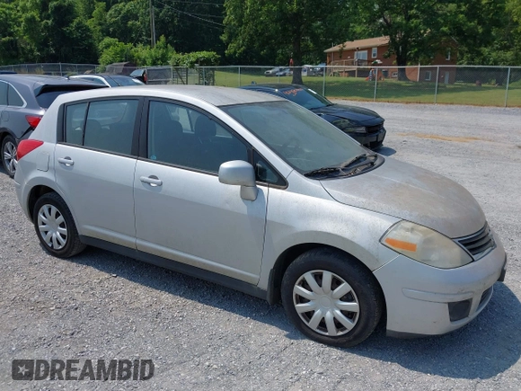 2010 Nissan Versa S z VIN 3N1BC1CP4AL427705, wystawiony jako IAAI lot #42469286 z przebiegiem 162 857 mil mil oraz . Historia ofert i sprzedaży dostępna na DreamBid. Obrazek 6.