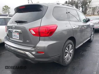 2018 Nissan Pathfinder S z VIN 5N1DR2MN2JC621860, wystawiony jako IAAI lot #42192719 z przebiegiem 52 762 mil mil oraz . Historia ofert i sprzedaży dostępna na DreamBid. Obrazek 4.