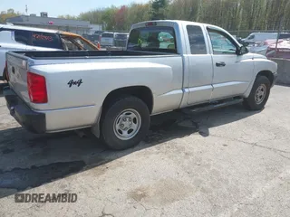 2005 Dodge Dakota ST with VIN 1D7HW22K35S129167, listed as a IAAI auction lot 42190094 with 121,215 mi miles. Bid and sale history available at carsss.com. Image 4.
