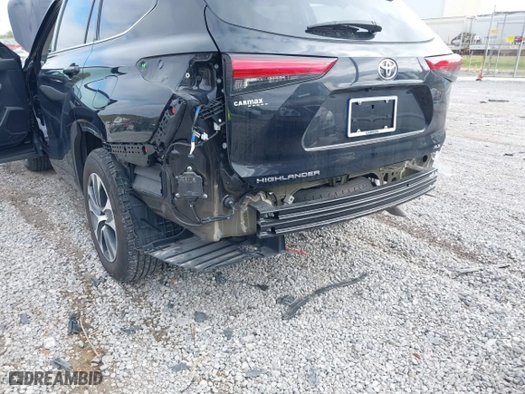 2021 Toyota Highlander XLE with VIN 5TDGZRAH3MS038077, listed as a IAAI auction lot 41886637 with 43,585 mi miles. Bid and sale history available at carsss.com. Image 18.