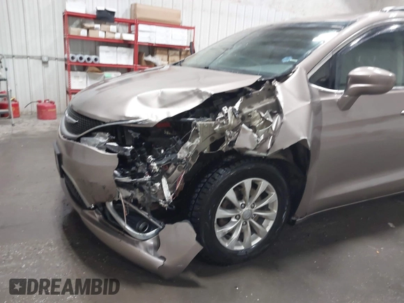 2018 Chrysler Pacifica Touring Plus z VIN 2C4RC1FG1JR278437, wystawiony jako IAAI lot #41911660 z przebiegiem 125 381 mil mil oraz . Historia ofert i sprzedaży dostępna na DreamBid. Obrazek 6.