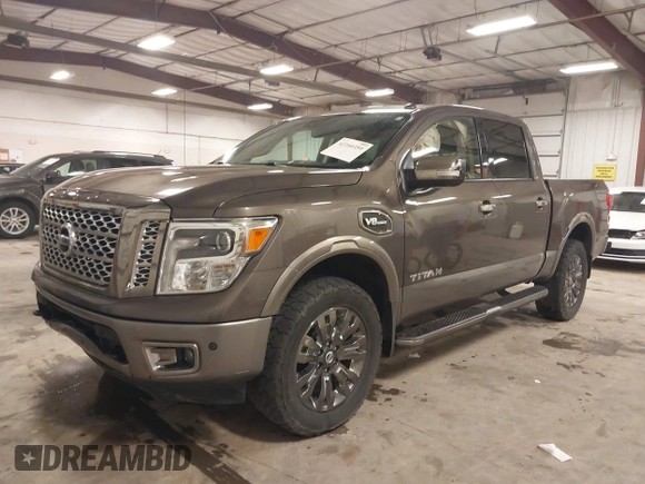 2017 Nissan Titan SV z VIN 1N6AA1E58HN523578, wystawiony jako IAAI lot #42160359 z przebiegiem 101 499 mil mil oraz . Historia ofert i sprzedaży dostępna na DreamBid. Obrazek 2.