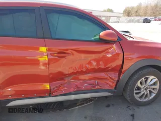 2017 Hyundai Tucson SE z VIN KM8J33A48HU396127, wystawiony jako IAAI lot #41785992 z przebiegiem 86 667 mil mil oraz . Historia ofert i sprzedaży dostępna na DreamBid. Obrazek 6.