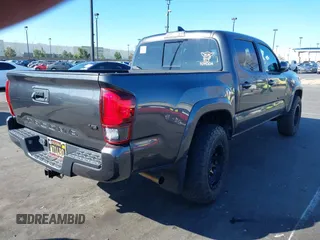 2018 Toyota Tacoma SR5 z VIN 3TMAZ5CN0JM077058, wystawiony jako IAAI lot #41685472 z przebiegiem 37 945 mil mil oraz . Historia ofert i sprzedaży dostępna na DreamBid. Obrazek 4.