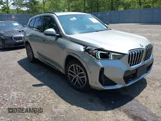 2025 BMW X1 xDrive28i z VIN WBX73EF0XS5305816, wystawiony jako IAAI lot #42403633 z przebiegiem 442 mil mil oraz . Historia ofert i sprzedaży dostępna na DreamBid. Obrazek 1.
