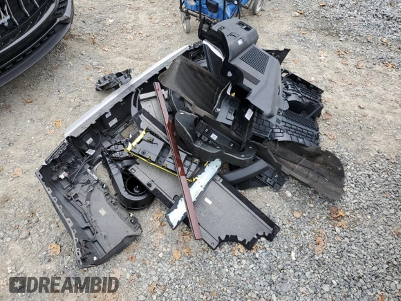 2023 Land Rover Defender z VIN SALEVFEU3P2158961, wystawiony jako Copart lot #72274444 z przebiegiem 18 533 mil mil oraz Szkoda całkowita • Salvage title. Historia ofert i sprzedaży dostępna na DreamBid. Obrazek 13.