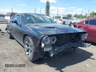 2015 Dodge Challenger SXT Plus z VIN 2C3CDZBGXFH702738, wystawiony jako IAAI lot #42244221 z przebiegiem 129 761 mil mil oraz . Historia ofert i sprzedaży dostępna na DreamBid. Obrazek 1.