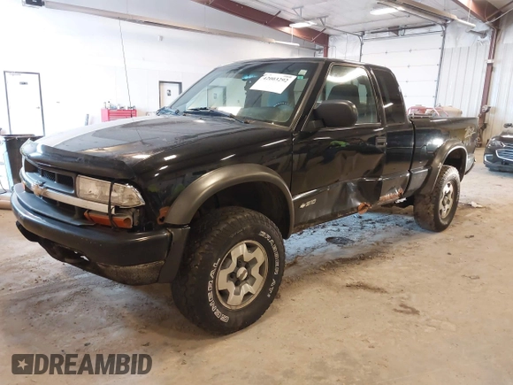 2002 Chevrolet S-10 LS with VIN 1GCCT19W728130377, listed as a IAAI auction lot 42003292 with 248,750 mi miles. Bid and sale history available at carsss.com. Image 2.