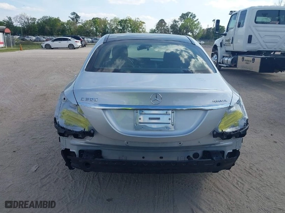 2015 Mercedes-Benz C-Class C 300 Luxury with VIN 55SWF4KB2FU005126, listed as a IAAI auction lot 41811774 with 68,158 mi miles. Bid and sale history available at carsss.com. Image 17.