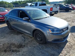 2013 Volkswagen Jetta SE z VIN 3VWDP7AJ8DM353051, wystawiony jako IAAI lot #42180630 z przebiegiem 102 888 mil mil oraz . Historia ofert i sprzedaży dostępna na DreamBid. Obrazek 1.