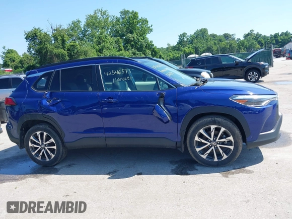 2022 Toyota Corolla Cross XLE z VIN 7MUDAABG4NV004836, wystawiony jako IAAI lot #42546573 z przebiegiem 23 821 mil mil oraz . Historia ofert i sprzedaży dostępna na DreamBid. Obrazek 13.