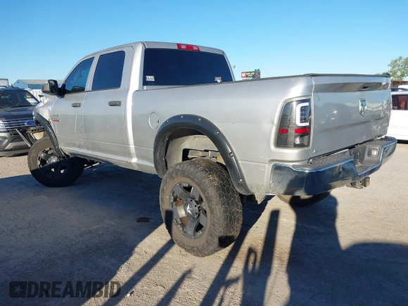 2013 Ram 2500 Tradesman z VIN 3C6UR5CL2DG550173, wystawiony jako IAAI lot #40865715 z przebiegiem 110 829 mil mil oraz . Historia ofert i sprzedaży dostępna na DreamBid. Obrazek 3.