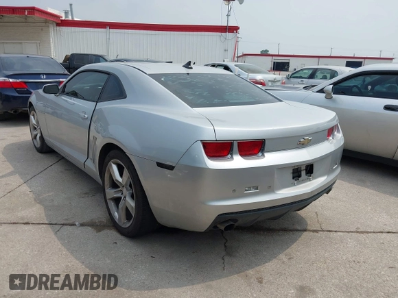 2011 Chevrolet Camaro 1LT z VIN 2G1FB1ED5B9211945, wystawiony jako IAAI lot #42290750 z przebiegiem 295 489 mil mil oraz . Historia ofert i sprzedaży dostępna na DreamBid. Obrazek 3.
