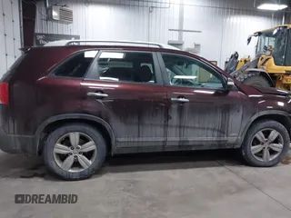 2013 Kia Sorento EX z VIN 5XYKUDA29DG313777, wystawiony jako IAAI lot #41574912 z przebiegiem 120 003 mil mil oraz . Historia ofert i sprzedaży dostępna na DreamBid. Obrazek 13.