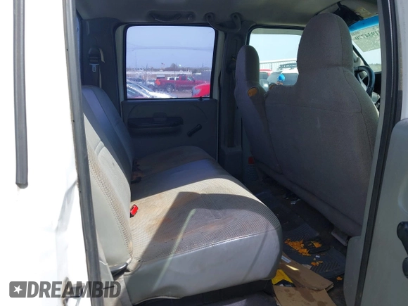 2005 Ford F-250 XL z VIN 1FTSW21P85ED19266, wystawiony jako IAAI lot #41934770 z przebiegiem 338 778 mil mil oraz . Historia ofert i sprzedaży dostępna na DreamBid. Obrazek 8.