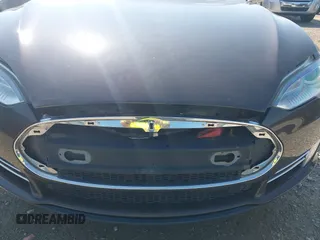 2013 Tesla Model S z VIN 5YJSA1DN6DFP03367, wystawiony jako IAAI lot #42565978 z przebiegiem 105 945 mil mil oraz . Historia ofert i sprzedaży dostępna na DreamBid. Obrazek 6.