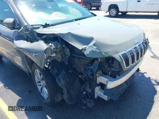2020 Jeep Cherokee Latitude Plus z VIN 1C4PJLLB8LD648936, wystawiony jako IAAI lot #42026366 z przebiegiem 82 387 mil mil oraz . Historia ofert i sprzedaży dostępna na DreamBid. Obrazek 18.
