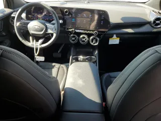 2024 Chevrolet Blazer EV eAWD LT z VIN 3GNKDBRJ2RS258862, wystawiony jako Copart lot #74804534 z przebiegiem 3 mil mil oraz Szkody całkowita. Historia ofert i sprzedaży dostępna na DreamBid. Obrazek 8.