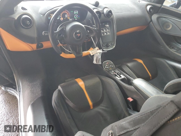 2018 McLaren 570S z VIN SBM13FAA1JW004280, wystawiony jako Copart lot #63609654 z przebiegiem 22 596 mil mil oraz Szkody całkowita. Historia ofert i sprzedaży dostępna na DreamBid. Obrazek 8.
