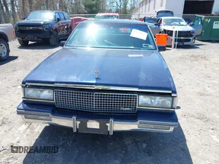 1988 Cadillac Fleetwood z VIN 1G6CB5153J4265796, wystawiony jako IAAI lot #42129869 z przebiegiem 63 756 mil mil oraz . Historia ofert i sprzedaży dostępna na DreamBid. Obrazek 12.