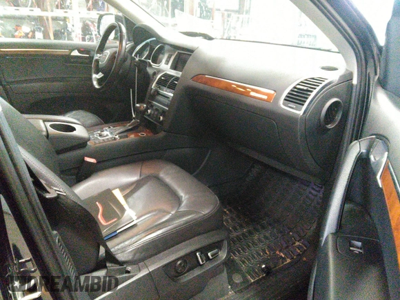 2014 Audi Q7 Premium Plus z VIN WA1LMAFE3ED013667, wystawiony jako IAAI lot #40940362 z przebiegiem 111 599 mil mil oraz . Historia ofert i sprzedaży dostępna na DreamBid. Obrazek 5.