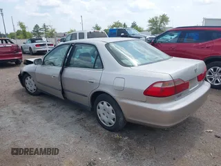 1998 Honda Accord LX z VIN 1HGCG5645WA044595, wystawiony jako IAAI lot #40073268 z przebiegiem 197 055 mil mil oraz . Historia ofert i sprzedaży dostępna na DreamBid. Obrazek 3.