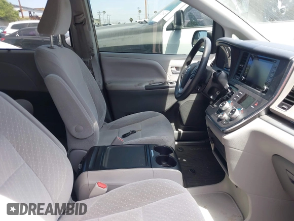 2019 Toyota Sienna LE Auto Access Seat z VIN 5TDKZ3DC6KS966678, wystawiony jako IAAI lot #42327837 z przebiegiem 74 153 mil mil oraz . Historia ofert i sprzedaży dostępna na DreamBid. Obrazek 5.