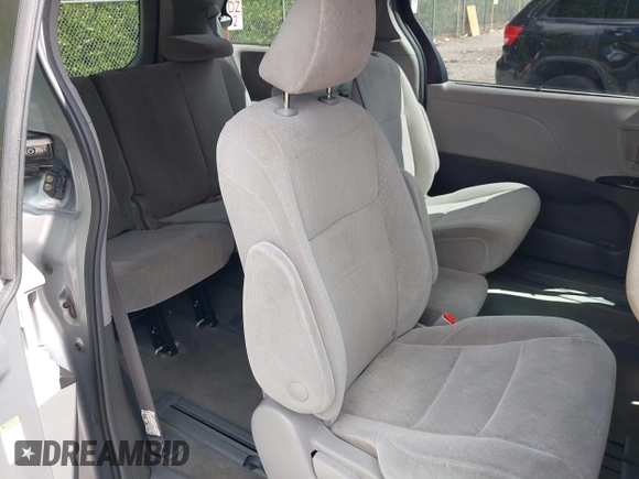 2018 Toyota Sienna LE Auto Access Seat with VIN 5TDKZ3DC5JS945951, listed as a IAAI auction lot 41689856 with 103,537 mi miles. Bid and sale history available at carsss.com. Image 8.