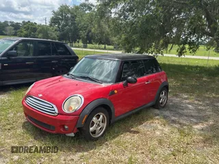 2010 MINI Hardtop z VIN WMWMF3C55ATZ24438, wystawiony jako Copart lot #59035285 z przebiegiem 138 500 mil mil oraz Tytuł czysty. Historia ofert i sprzedaży dostępna na DreamBid. Obrazek 2.
