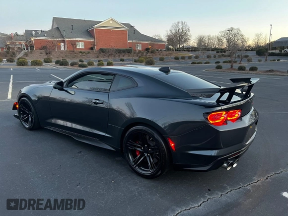 2023 Chevrolet Camaro ZL1 z VIN 1G1FK1R63P0118032, wystawiony jako Copart lot #51035795 z przebiegiem 9030 mil mil oraz Szkody całkowita. Historia ofert i sprzedaży dostępna na DreamBid. Obrazek 3.
