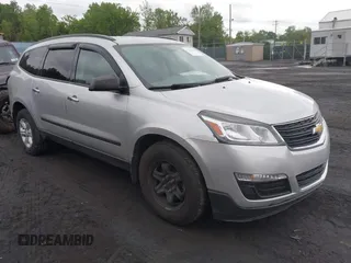 2017 Chevrolet Traverse LS z VIN 1GNKVFKD3HJ353567, wystawiony jako IAAI lot #42348102 z przebiegiem 112 087 mil mil oraz . Historia ofert i sprzedaży dostępna na DreamBid. Obrazek 1.