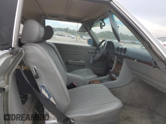 1982 Mercedes-Benz 380 SL z VIN WDBBA45A0CB014230, wystawiony jako Copart lot #71148724 z przebiegiem 133 903 mil mil oraz Nie do naprawy • Non repairable. Historia ofert i sprzedaży dostępna na DreamBid. Obrazek 10.