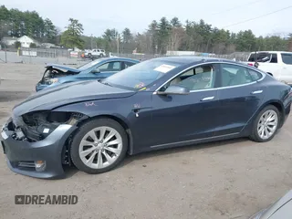 2017 Tesla Model S 100D z VIN 5YJSA1E28HF229836, wystawiony jako IAAI lot #42011901 z przebiegiem 81 012 mil mil oraz . Historia ofert i sprzedaży dostępna na DreamBid. Obrazek 15.