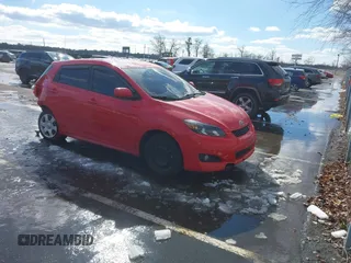 2010 Toyota Matrix S z VIN 2T1LE4EE4AC013304, wystawiony jako IAAI lot #41535507 z przebiegiem 120 993 mil mil oraz . Historia ofert i sprzedaży dostępna na DreamBid. Obrazek 1.