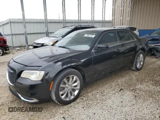 2017 Chrysler 300 Limited z VIN 2C3CCARG9HH571427, wystawiony jako Copart lot #68126544 z przebiegiem 207 047 mil mil oraz Czysty tytuł • Clean title. Historia ofert i sprzedaży dostępna na DreamBid. Obrazek 1.