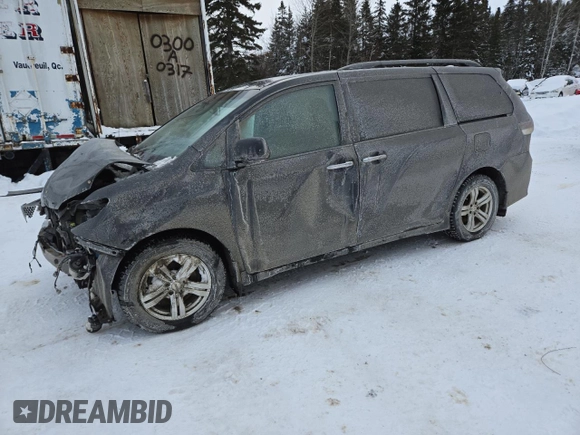 2013 Toyota Sienna SE z VIN 5TDXK3DC1DS363215, wystawiony jako Copart lot #43963015 z przebiegiem Nie podano mil oraz Szkoda całkowita • Salvage title. Historia ofert i sprzedaży dostępna na DreamBid. Obrazek 1.