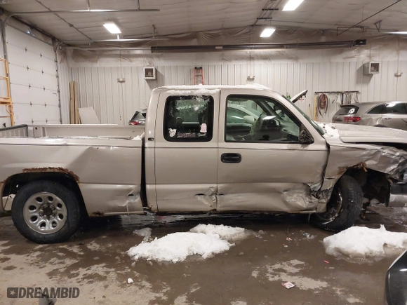 2006 Chevrolet Silverado 1500 LS with VIN 1GCEC19V46Z180282, listed as a IAAI auction lot 41612230 with 180,898 mi miles. Bid and sale history available at carsss.com. Image 13.