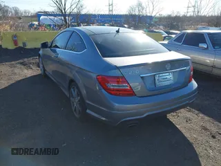 2013 Mercedes-Benz C 250 z VIN WDDGJ4HB7DG059283, wystawiony jako IAAI lot #41729557 z przebiegiem 119 419 mil mil oraz . Historia ofert i sprzedaży dostępna na DreamBid. Obrazek 3.
