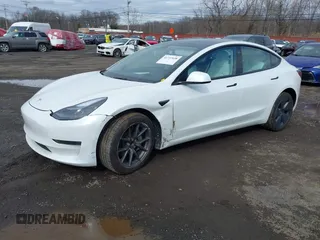 2023 Tesla Model 3 z VIN 5YJ3E1EA8PF671613, wystawiony jako IAAI lot #41737438 z przebiegiem 21 405 mil mil oraz . Historia ofert i sprzedaży dostępna na DreamBid. Obrazek 2.
