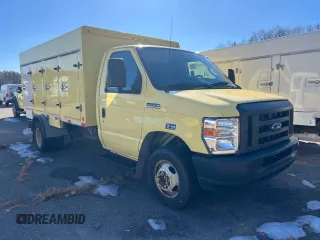 2019 Ford Econoline Commercial with VIN 1FDXE4FS9KDC52269, listed as a Copart auction lot 48694385 with 150,000 mi miles and Clean Title. Bid and sale history available at carsss.com. Image 1.
