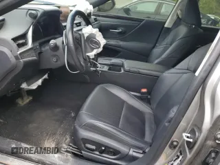 2019 Lexus ES 300h z VIN JTHB21B14K2043342, wystawiony jako Copart lot #57951075 z przebiegiem 93 035 mil mil oraz Szkoda całkowita • Salvage title. Historia ofert i sprzedaży dostępna na DreamBid. Obrazek 7.