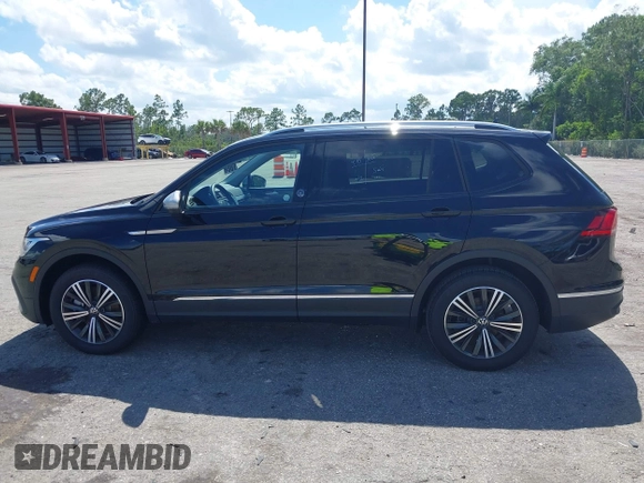 2024 Volkswagen Tiguan Wolfsburg Edition с VIN 3VV6B7AX7RM213144, выставлен на аукционе IAAI как лот 42523305 с пробегом 3 940 миль миль и . История ставок и продаж доступна на DreamBid. Изображение 14.