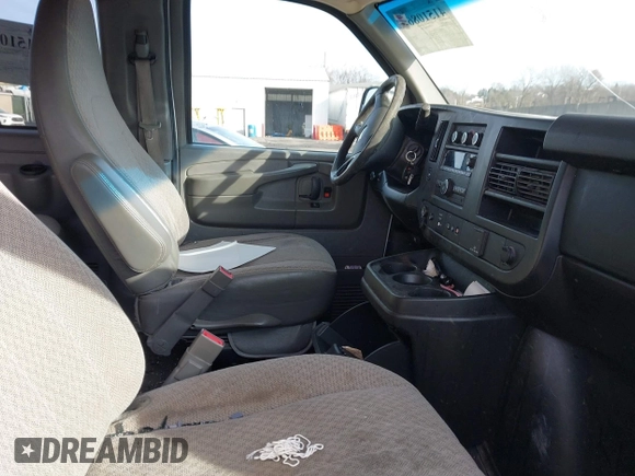 2015 Chevrolet Express Passenger LT z VIN 1GAZG1FGXF1172030, wystawiony jako IAAI lot #41510865 z przebiegiem 297 473 mil mil oraz . Historia ofert i sprzedaży dostępna na DreamBid. Obrazek 5.