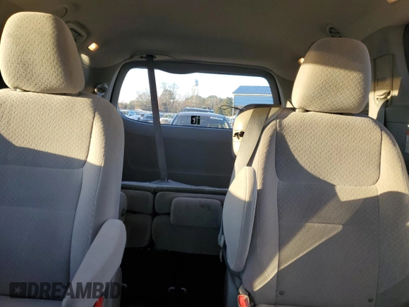 2015 Toyota Sienna LE AAS z VIN 5TDKK3DC4FS542670, wystawiony jako Copart lot #85658924 z przebiegiem 89 845 mil mil oraz Szkoda całkowita • Salvage title. Historia ofert i sprzedaży dostępna na DreamBid. Obrazek 10.