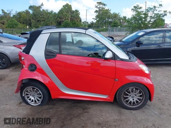 2013 Smart fortwo Passion z VIN WMEEK3BA5DK591221, wystawiony jako IAAI lot #42010853 z przebiegiem 101 953 mil mil oraz . Historia ofert i sprzedaży dostępna na DreamBid. Obrazek 13.