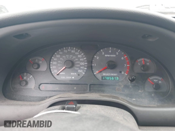 2002 Ford Mustang GT Deluxe z VIN 1FAFP42X82F158373, wystawiony jako IAAI lot #42299510 z przebiegiem 178 657 mil mil oraz . Historia ofert i sprzedaży dostępna na DreamBid. Obrazek 7.